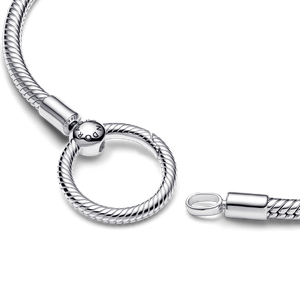 Brazalete Cadena de Serpiente con Broche en Forma de O Pandora Moments