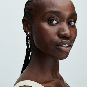 Aretes de Botón Perla Cultivada de Agua Dulce Tratada y Halo de Pavé