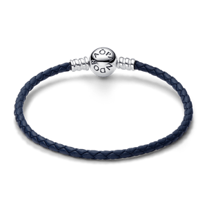 Brazalete de Cuero Trenzado Azul con Broche Redondo Pandora Moments